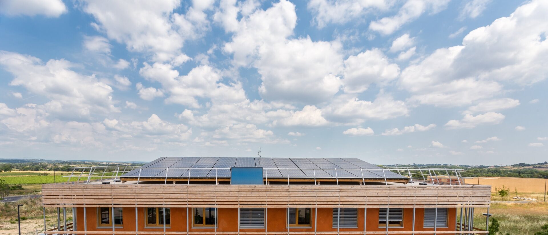 Logo IZUBA ENERGIES - Installateur RGE panneaux solaires FABREGUES